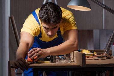 Marangozluk konseptinde tamir atölyesinde çalışan işçi