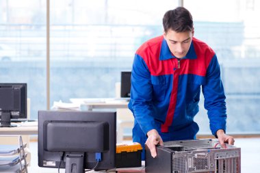 Bilgisayar tamir uzmanı bilgisayar masaüstünü onarıyor