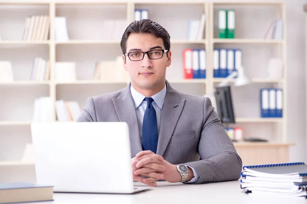 Jovem e bonito empresário empregado trabalhando no escritório na mesa — Fotografia de Stock