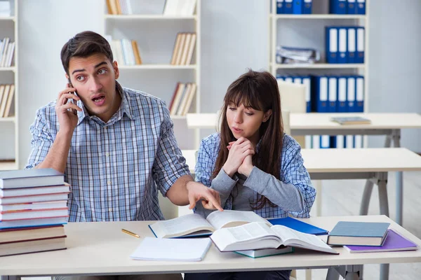 Estudiantes sentados y estudiando en la universidad — Foto de Stock