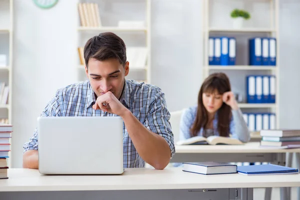 Studenter som sitter och studerar i klassrummet college — Stockfoto