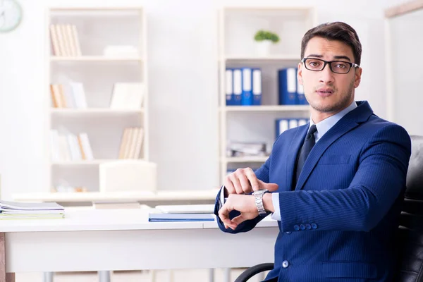 Jonge knappe zakenman die aan de balie werkt — Stockfoto