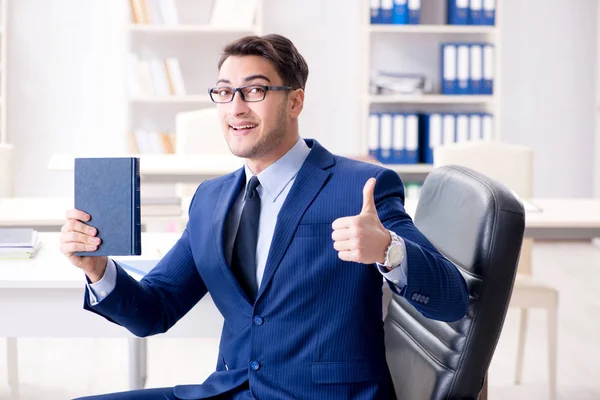 Uomo d'affari nel concetto di istruzione esecutiva con libro — Foto Stock