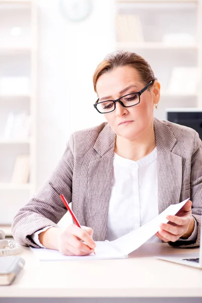 Zakenvrouw werknemer werkzaam in het kantoor — Stockfoto