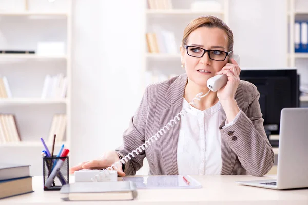 사무직 여성 직원 이 사무실 전화로 통화하는 모습 — 스톡 사진