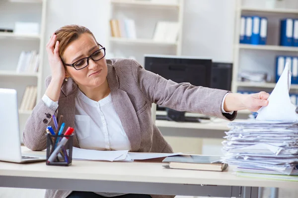 Affärskvinna mycket upptagen med löpande pappersarbete — Stockfoto