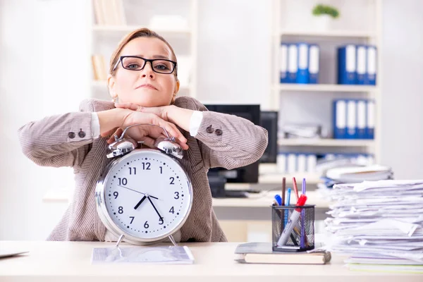 Zakenvrouw workaholic proberen om dringende papierwerk af te ronden — Stockfoto