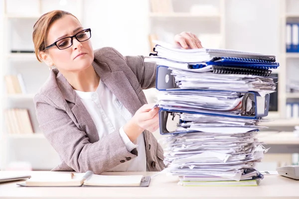 Geschäftsfrau mit laufendem Papierkram sehr beschäftigt — Stockfoto