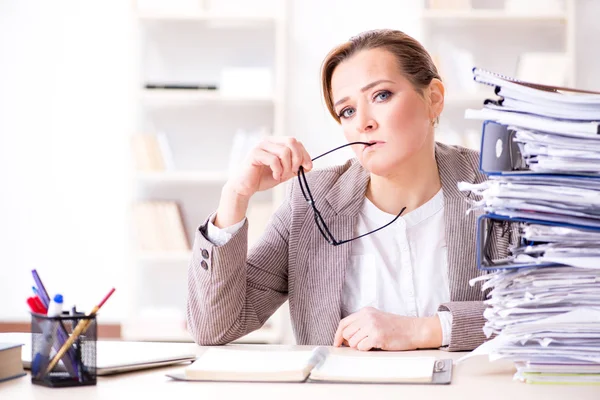 Geschäftsfrau mit laufendem Papierkram sehr beschäftigt — Stockfoto