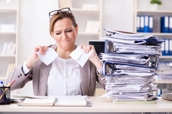 Geschäftsfrau mit laufendem Papierkram sehr beschäftigt — Stockfoto