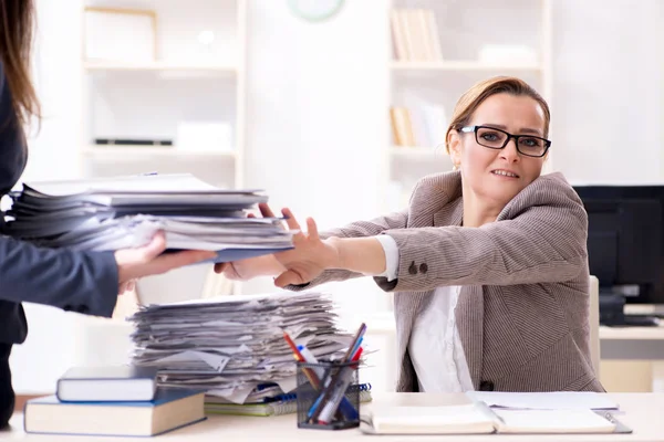 Empresaria muy ocupada con el papeleo en curso —  Fotos de Stock