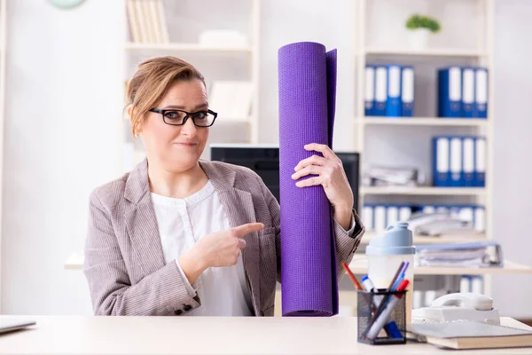 Donna dipendente che va a sport dal lavoro durante la pausa pranzo — Foto Stock