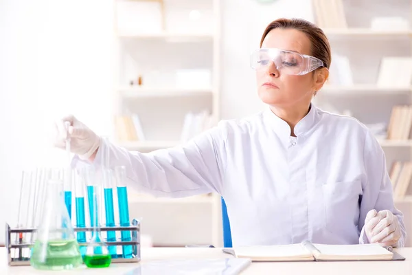 Mulher química que trabalha no laboratório de clínica hospitalar — Fotografia de Stock