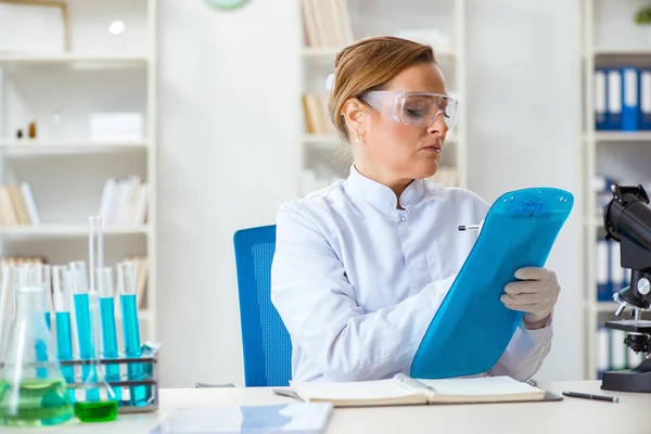 Mulher química que trabalha no laboratório de clínica hospitalar — Fotografia de Stock