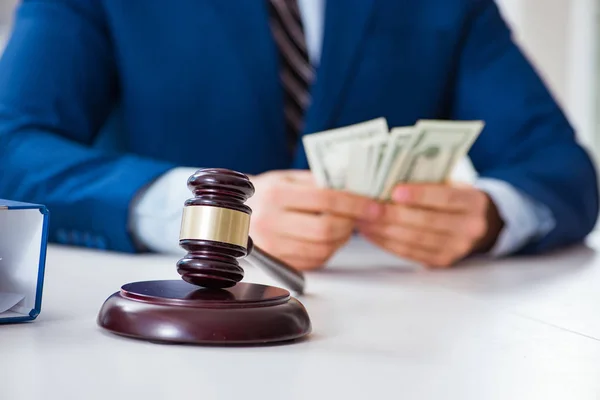 Advogado recebendo dinheiro como suborno — Fotografia de Stock