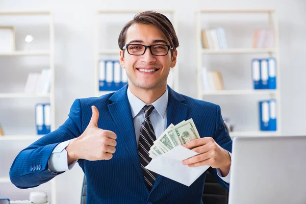 Empresario recibiendo su salario y bonificación — Foto de Stock