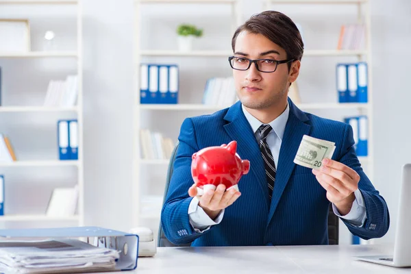 Affärsman tänker på sina besparingar under krisen — Stockfoto