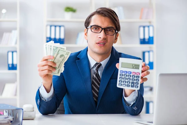 Бухгалтер рассчитывает доллары с помощью калькулятора в офисе — стоковое фото
