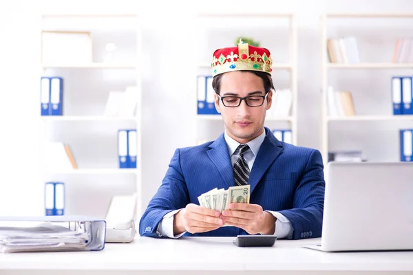 Businessman king with money in the office — Stock Photo, Image