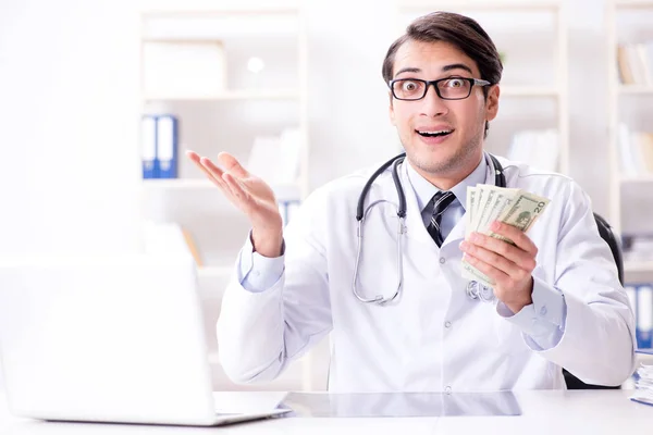 Arzt im Korruptionskonzept mit Bestechungsangebot — Stockfoto