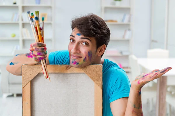 Jonge grappige kunstenaar werkt aan nieuw schilderij in zijn atelier — Stockfoto