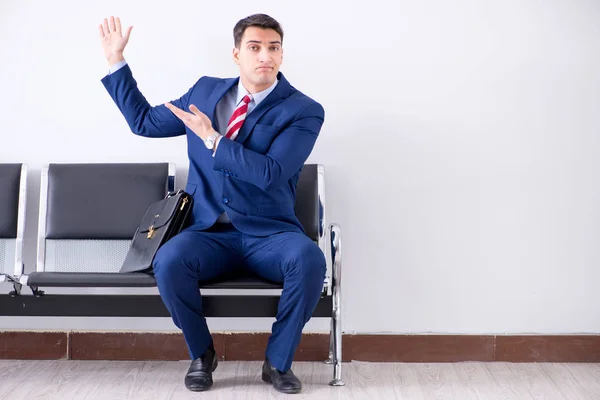 Hombre dirigiéndose al embarque en sala de estar del aeropuerto — Foto de Stock