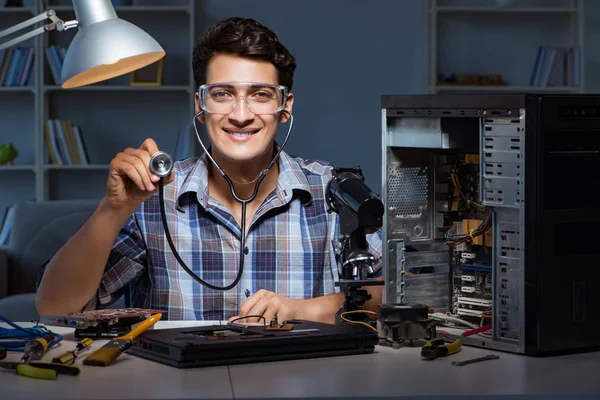 Concept de réparation d'ordinateur avec l'homme inspectant avec stéthoscope — Photo