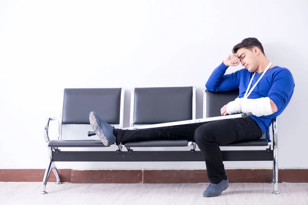 Hombre desesperado esperando su cita en el hospital con la fractura — Foto de Stock