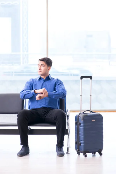 Man wairing aan boord in de luchthaven lounge kamer — Stockfoto