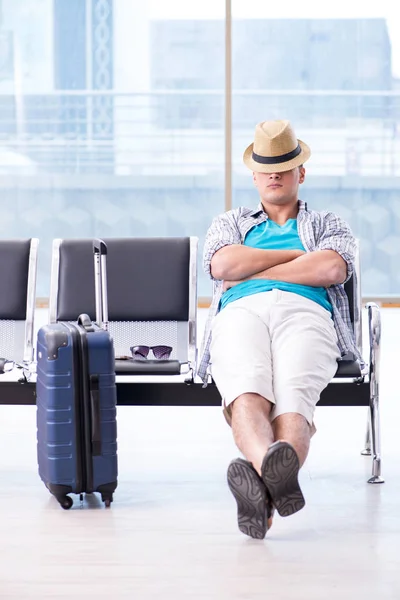 Young man travelling for his summer beach vacation — Stock Photo, Image