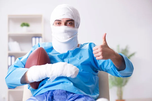Jogador de futebol americano ferido se recuperando no hospital — Fotografia de Stock
