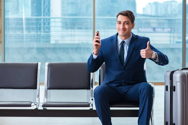 Zakenman wacht op het vliegveld op zijn vliegtuig in business cla — Stockfoto