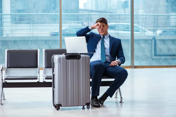 Businessman waiting at the airport for his plane in business cla — Stock Photo, Image