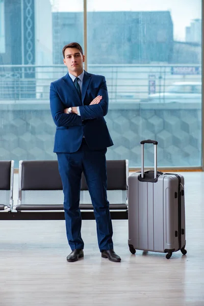 Empresário esperando no aeroporto para seu avião em negócios cla — Fotografia de Stock