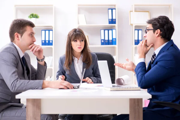 Zakelijke bijeenkomst met medewerkers op kantoor — Stockfoto