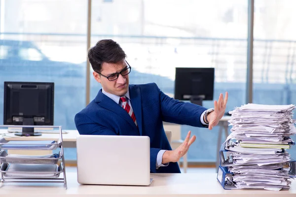 Empresario adicto al trabajo luchando con un montón de papeleo — Foto de Stock