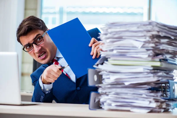 Empresario adicto al trabajo luchando con un montón de papeleo — Foto de Stock