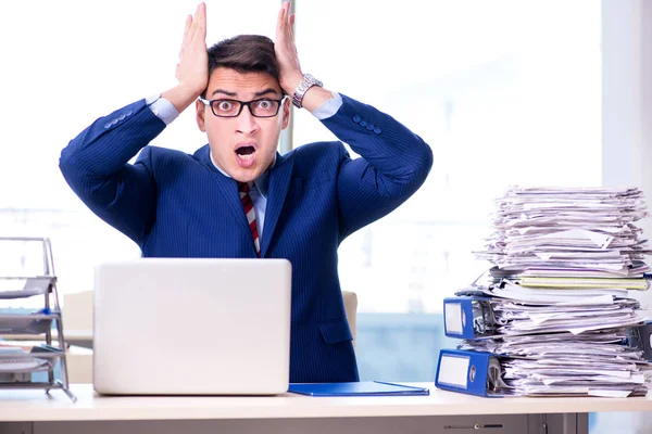 Empresário workaholic lutando com pilha de papelada — Fotografia de Stock