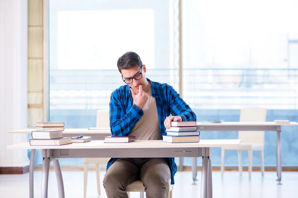 Étudiant étudiant dans la bibliothèque vide avec livre préparant ex — Photo