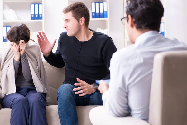 Family visiting psychologist for family problem — Stock Photo, Image