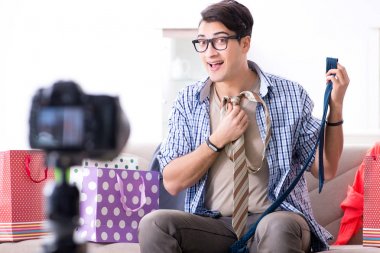 Vlog için erkek moda blogcusu kayıt videosu