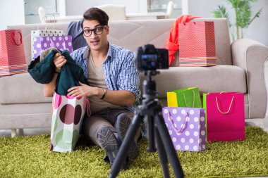 Vlog için erkek moda blogcusu kayıt videosu