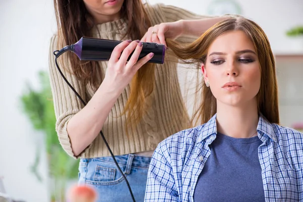 Mulher recebendo seu cabelo feito no salão de beleza — Fotografia de Stock