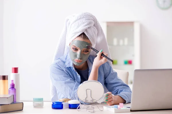 Beauty-Bloggerin trägt Maske auf und postet im Internet-Blog — Stockfoto