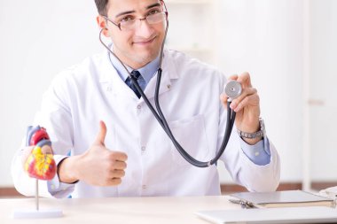 Doktor hoca kalp modelini açıklıyor.