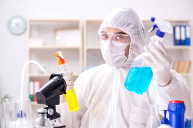 Kimyager banyo malzemelerinin kalitesini kontrol ediyor.