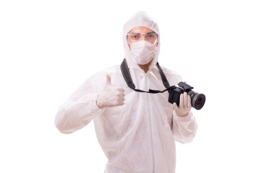 Korunma giysisinde adli tıp uzmanı beyazların fotoğraflarını çekiyor.