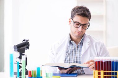 Kimya öğrencisi sınıfta kimyasal deneyler yapıyor.