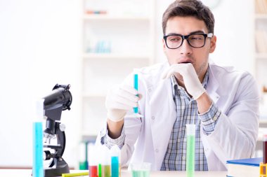 Kimya öğrencisi sınıfta kimyasal deneyler yapıyor.