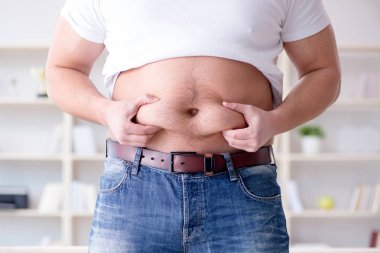 Diyet konseptinde şişman obez adam